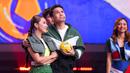 <p>Randy Pangalila (tengah kanan) bersama Dinda Kirana (kiri) saat mengikuti permainan dalam Konser Histeria Pesta Bola Dunia 2023 yang berlangsung di Studio 5 Emtek City, Jakarta, Selasa (10/10/2023). (Bola.com/Bagaskara Lazuardi)</p>