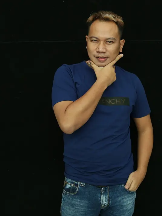 Vicky Prasetyo dikenal saat bertunangan dengan penyanyi dangdut Zaskia Gotik pada September 2013 silam. Lamaran mewah digelar di sebuah hotel membuat nama Vicky menjadi perbincangan. (Bambang E. Ros/Bintang.com)