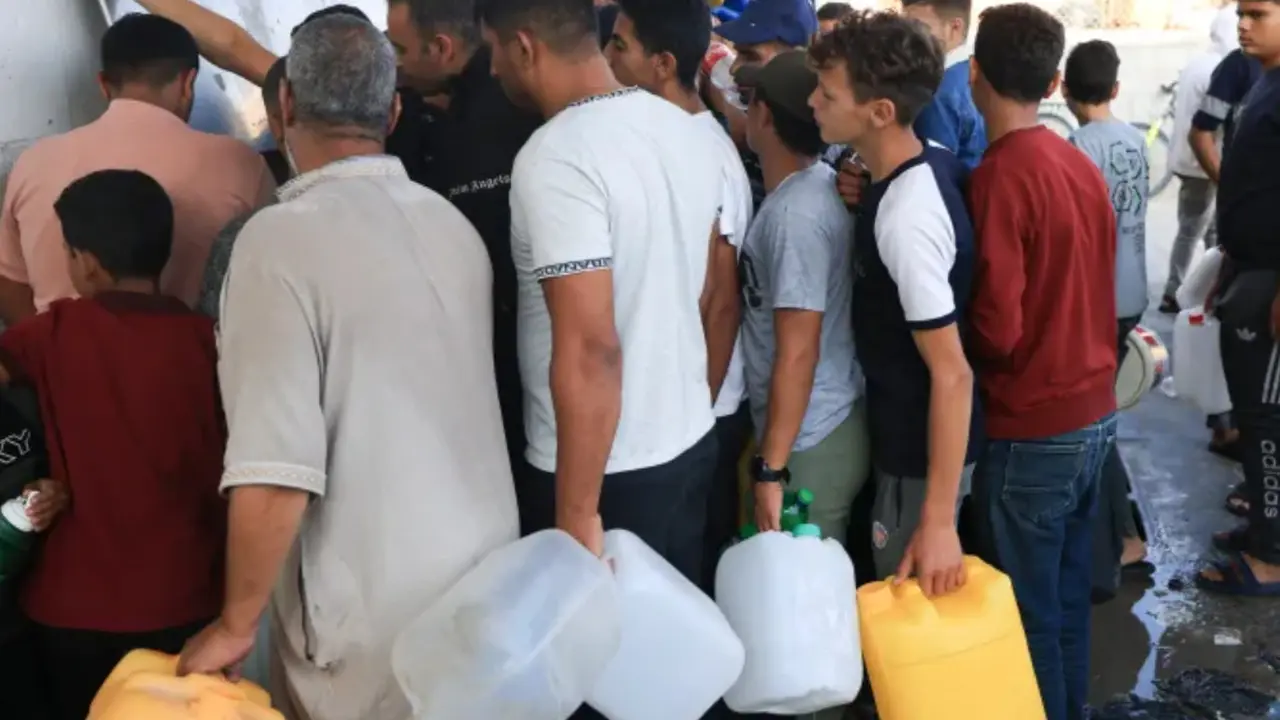 Badan Pengungsi PBB untuk Palestina mengatakan air kini menjadi “masalah hidup dan mati” bagi orang-orang di Jalur Gaza setelah Israel menghentikan pasokan air (AFP).