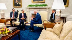 "Indonesia berharap agar kemitraan kita dapat berkontribusi terhadap perdamaian dan kemakmuran regional dan juga global," ucap Jokowi kepada Biden. (AP Photo/Andrew Harnik)