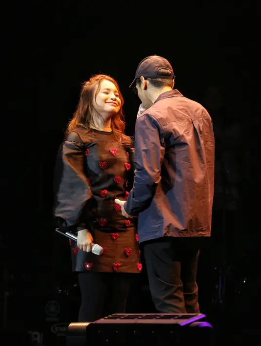 Duet Rossa dan Afgan dalam festival musik Love Fest di Istora Senayan, Jakarta Pusat, Jumat (21/2/2020) malam. (Adrian Putra/Fimela.com)