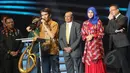 Elin Najar Arifin saat menyampaikan sambutannya seusai menyabet penghargaan Liputan6 Award 2015 untuk kategori Pemberdayaan Ekonomi, di Studio Emtek, Jakarta, Rabu (20/5). (Liputan6.com/Faizal Fanani)