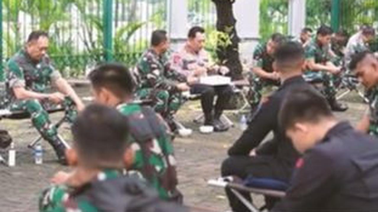 Pada momen tersebut hadir pula Panglima TNI Jenderal Agus Subiyanto bersama tiga kepala staf AD, AU, dan AL.