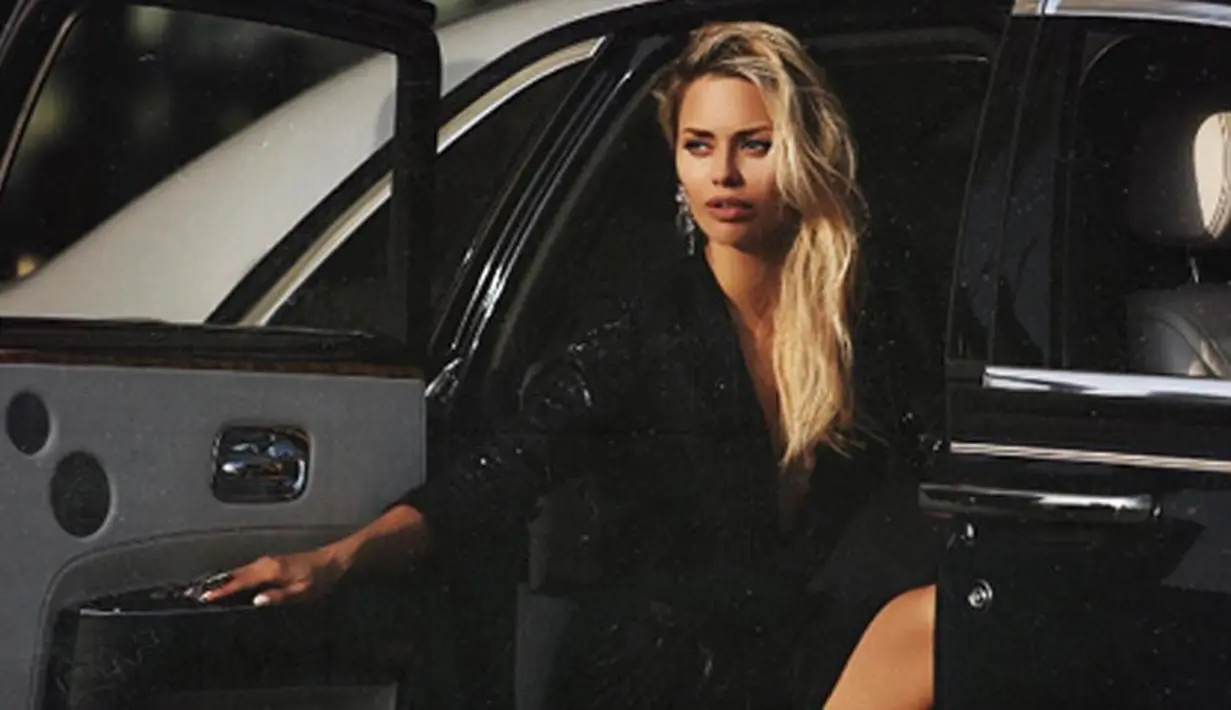 Victoria Bonya berpose di dalam mobil saat sesi pemotretan. Model berusia 37 tahun ini ditahan di bandara Los Angeles. (Instagram/ victoriabonya)