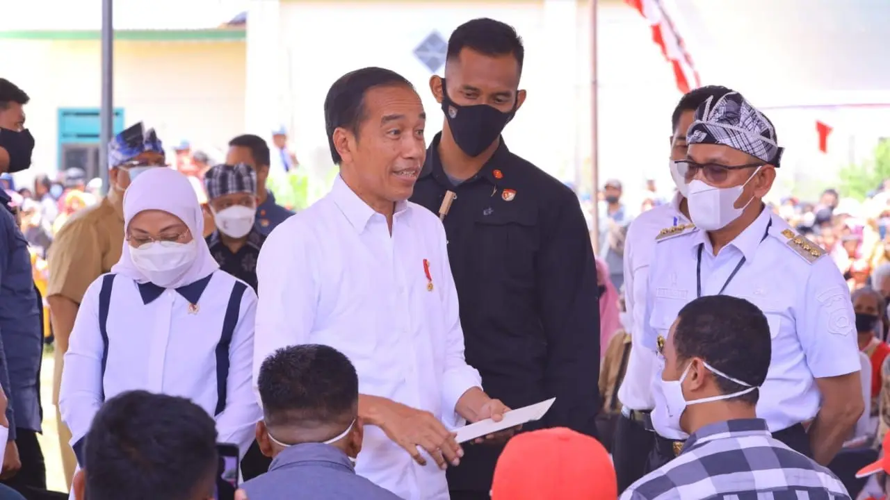 Presiden Joko Widodo (Jokowi) menyaksikan penyerahan bantuan subsidi upah (BSU) tahun 2022 di Kota Bau Bau, Sulawesi Tenggara, Selasa (27/9/2022).  (Dok Kemnakar)