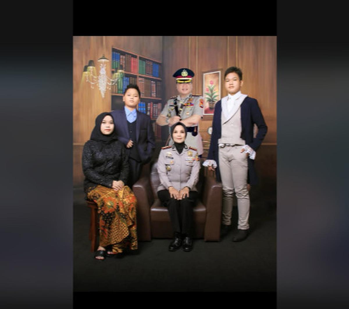 Prestasi yang diraihnya ini pun mampu menjadi contoh bagi anak-anak keduanya. Agung Budi dan Dilia Tri sendiri diketahui memiliki dua orang putra serta 1 orang putri. <br>