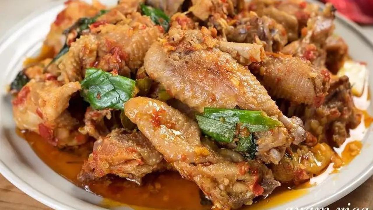 <b>1. Rica-rica Ayam Kampung</b>