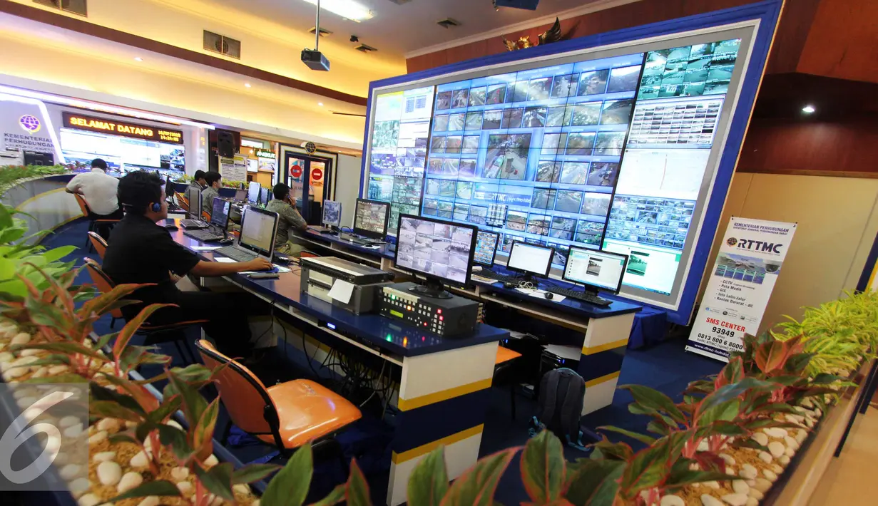Petugas memantau layar monitor arus lalu-lintas di ruang pusat kontrol arus mudik di Jakarta (15/7/2015). Ruang kontrol ini mengamati jalan utama, bandara, stasiun kereta api dan pelabuhan laut yang digunakan para pemudik. (Liputan6.com/Helmi Afandi)