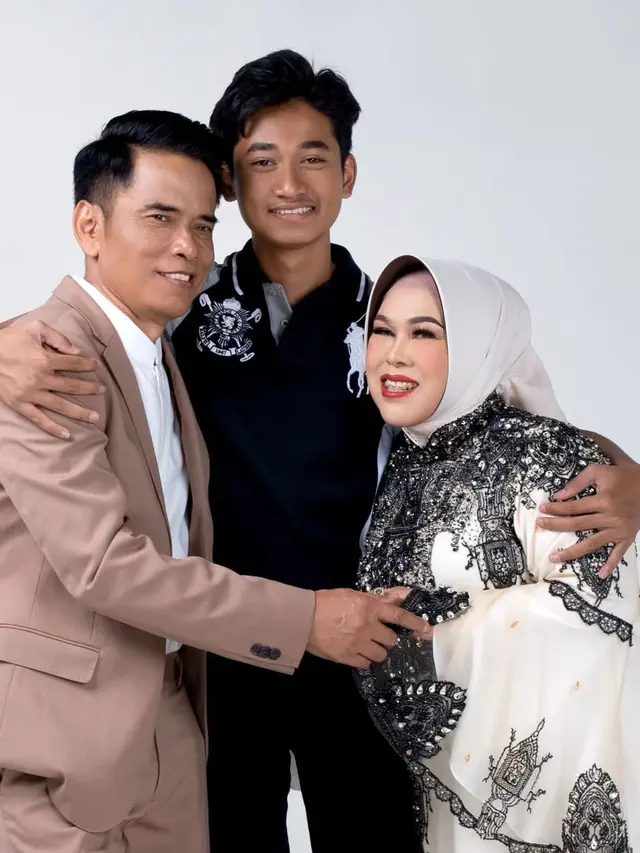 6 Potret Redi Mulyana Adik Lesti Kejora, Bak Anak Tunggal di Pemotretan Keluarga