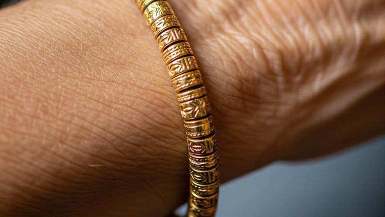 10 Model Bangle Emas Ringan untuk Lansia agar Nyaman Dipakai Sehari-Hari
