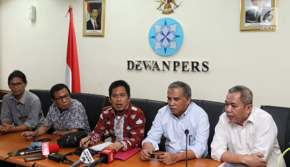 Mantan Komandan Tim Mawar Mayjen Purnawirawan Chairawan (dua kanan) ditemani tim kuasa hukumnya memberi keterangan pers di Jakarta, Selasa (11/6/2019). Chairawan mengadukan pemberitaan Majalah Tempo terkait kerusuhan 21-22 Mei 2019 yang mengaitkannya dengan Tim Mawar. (Liputan6.com/JohanTallo)