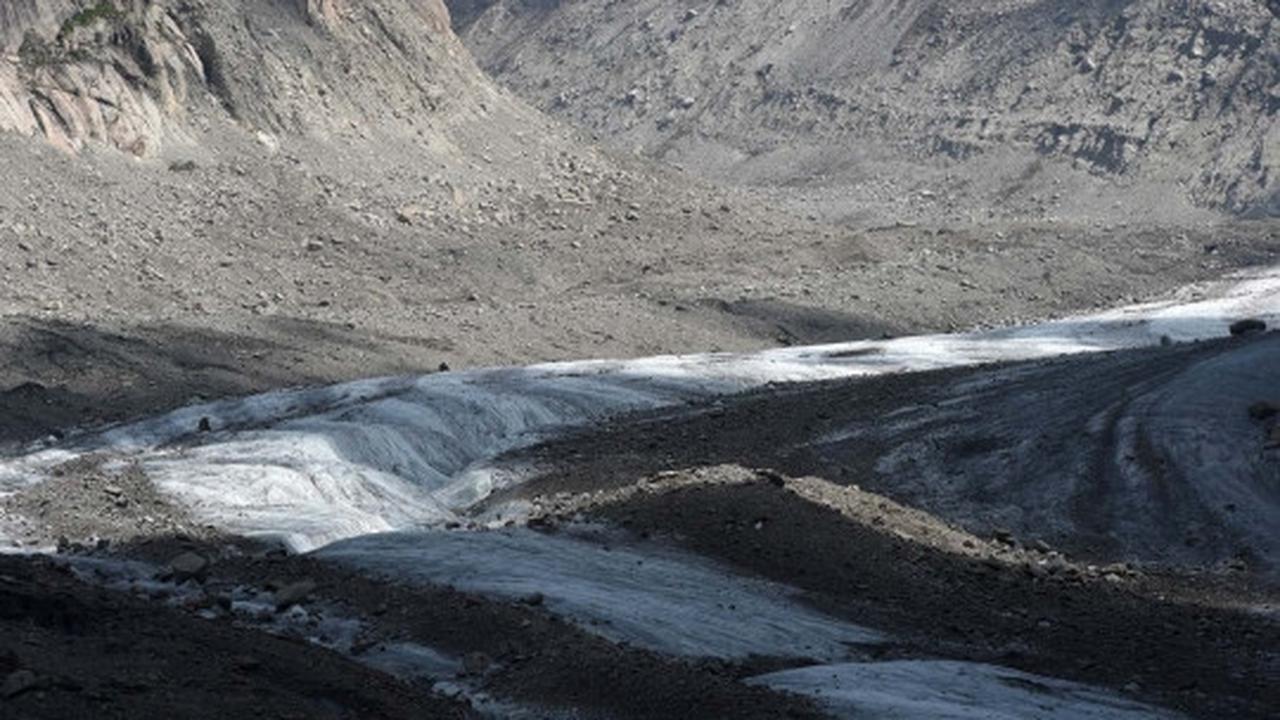 Menelusuri gua es La Grotte de glace di lereng Mont Blanc