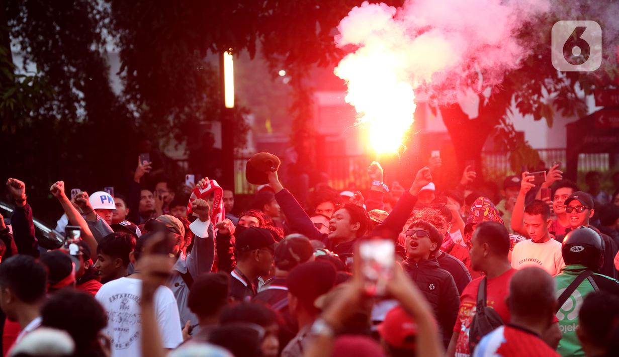 Sementara untuk mewaspadai penjual tiket palsu pertandingan Timnas Indonesia Vs Argentina gentayangan di kawasan SUGBK, Unit Reskrim Polsek Tanah Abang sudah menangkap empat orang pelaku. (Bola.com/M. Iqbal Ichsan)