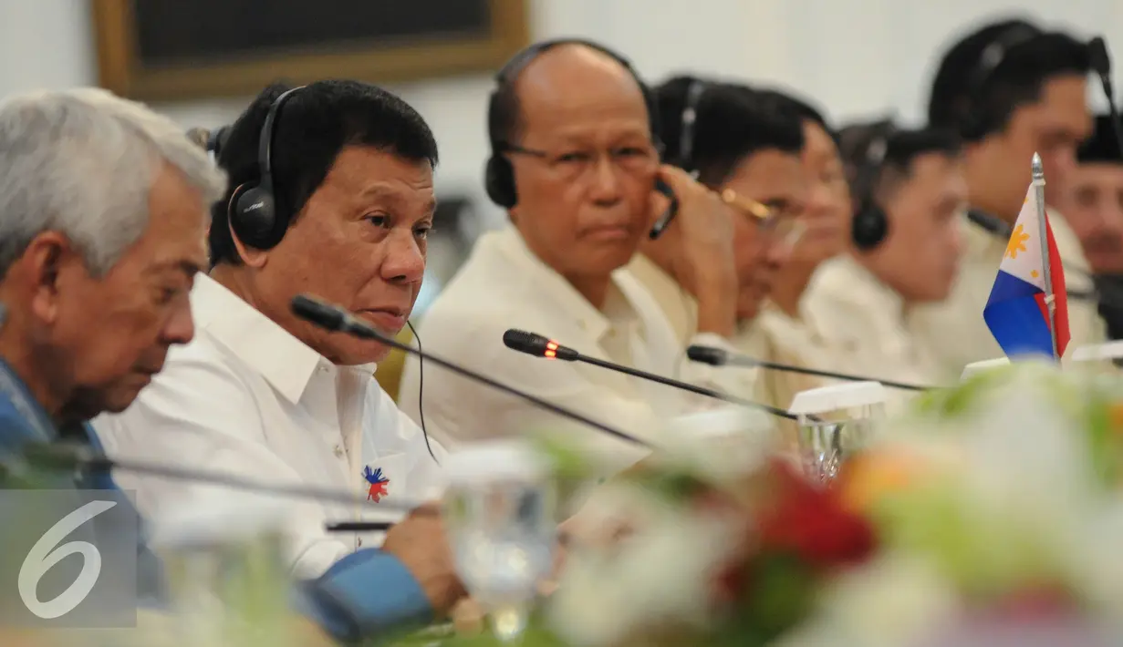 Presiden Rodrigo Duterte dan rombongan menyimak penjelasan dari pemerintah Indonesia saat menggelar pertemuan birateral di Istana Merdeka, Jakarta, Jumat (9/9). (Liputan6.com/Faizal Fanani)