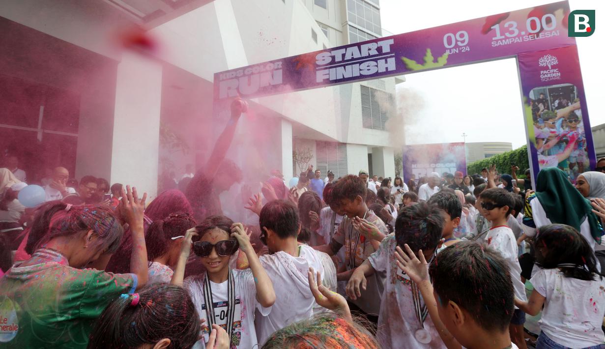 Anak-anak larut dalam keceriaan saat mengikuti lomba lari Kids Color Run di Pacific Garden, Alam Sutera, Tangerang, Minggu (9/6/2024). (Bola.com/M Iqbal Ichsan)