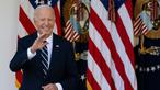 Presiden Amerika Serikat (AS), Joe Biden melambaikan tangan usai menyampaikan keterangan di Rose Garden, Gedung Putih di Washington DC, 7 November 2024. (Allison ROBBERT/AFP)