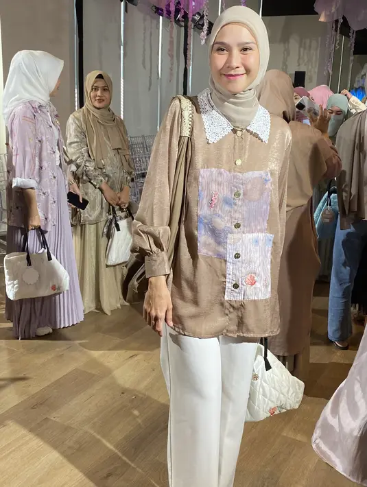 Zaskia Adya Mecca memadukan kemeja coklat SHI dengan kerudung coklat lebih mudah dan celana putih serasi dengan sandalnya.