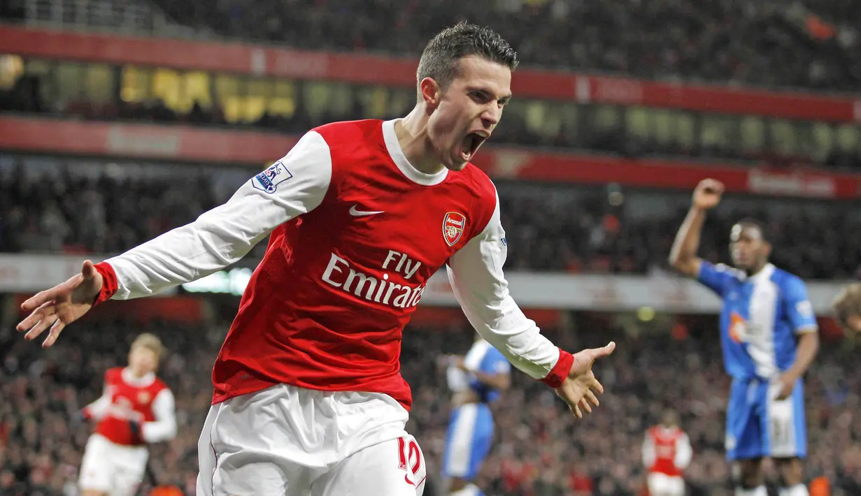 Robin van Persie - Mantan bomber MU ini menjelma menjadi predator haus gol berkat didikan Arsene Wenger. Selama delapan tahun memperkuat Arsenal, van Persie mampu mengoleksi 132 gol dari 278 pertandingan. (AFP/Ian Kington)
