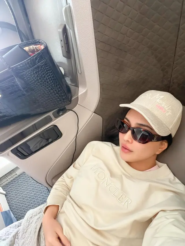 Shandy Aulia Tampil Cantik Natural dengan Bare Face di Pesawat, Terlihat Kece dengan Tas Chanel Rp130 Jutaan