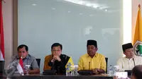 (ki-ka) Nurdin Halid, Setya Novanto, Idrus Marham dan Nusron Wahid saat memberikan keterangan mengenai pelaksanaan Pilkada Serentak tahun 2017 di Kantor DPP Partai Golkar, Slipi, Jakarta, Jumat (17/2).  (Liputan6.com/Johan Tallo)