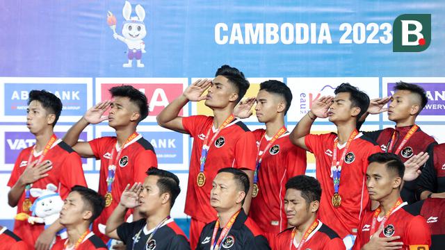 Foto: Membanggakan, Momen Timnas Indonesia U-22 Merayakan Medali Emas SEA Games 2023 di Podium