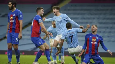 Bek Manchester City, John Stones (tengah) berselebrasi usai mencetak gol ke gawang Crystal Palace pada pertandingan lanjutan Liga Inggris di Stadion Etihad, Senin (18/1/2021). Stones mencetak dua gol dan mengantar City menang telak atas Crystal Palace 4-0. (AP Photo/Dave Thompson, Pool)