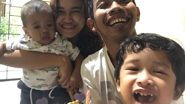 Istri Hamil Anak Ketiga, Ini 6 Potret Keluarga Kecil Dede Sunandar dan Karen