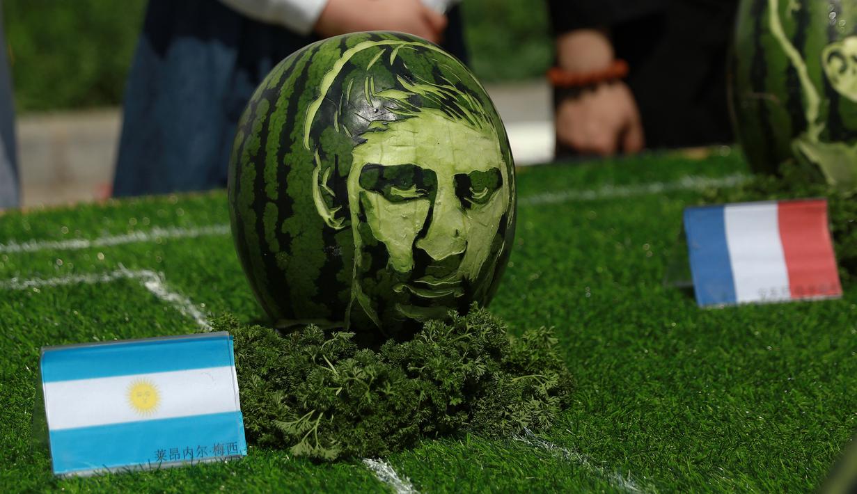 Wajah pemain sepak bola Argentina, Lionel Messi terukir pada buah semangka di Shenyang, Provinsi Liaoning, China, Selasa (10/7). (AFP)