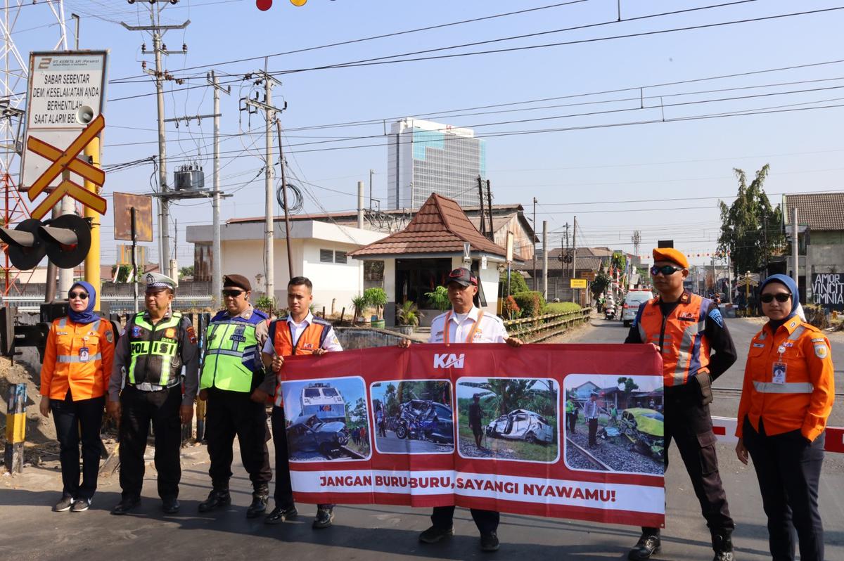 Petugas KAI dan polisi sidak perlintasan sebidang usai KA Malabar kecelakaan di Klaten.