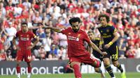Penyerang Liverpool Mohammed Salah saat mengeksekusi penalti ke gawang Arsenal pada pekan ketiga Liga Inggris 2019-2020 di Anfield, Sabtu (24/8/2019). Salah mencetak 2 gol untuk membawa Liverpool menang 3-1. (Anthony Devlin/PA via AP)