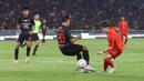 <p>Pemain Persija Jakarta, Ryo Matsumura (kanan) berusaha melewati adangan pemain Persis Solo, Eky Taufik pada laga pekan ke-31 BRI Liga 1 2023/2024 di Stadion Utama Gelora Bung Karno (SUGBK) Senayan, Jakarta, Rabu (17/4/2024) malam WIB. (Bola.com/M Iqbal Ichsan)</p>