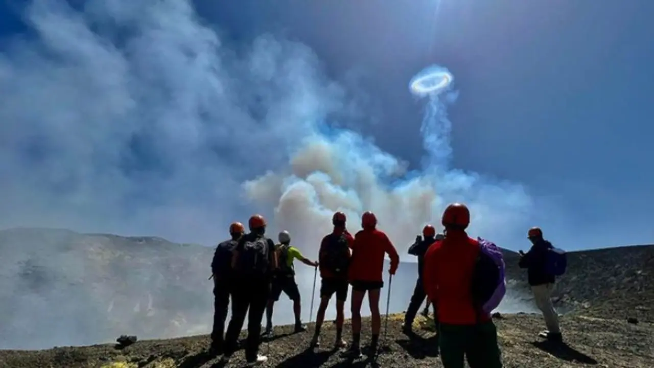 Gunung Api Keluarkan Asap Cincin