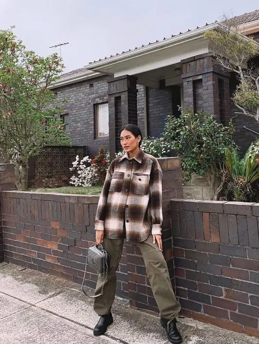 Kali ini, Alika Islamadina berkreasi memadukan oversized plaid shirt dengan jogger pants. Makin stunning! (Instagram/alikaislamadina).