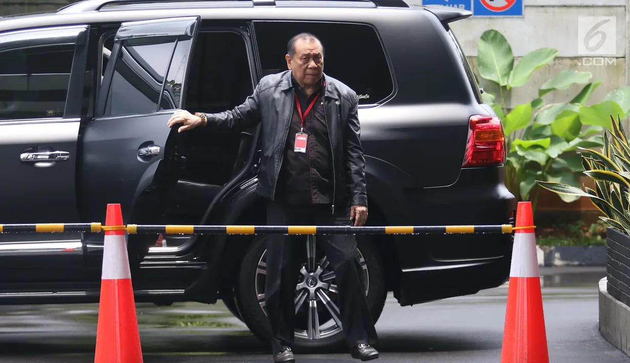Ketua Komisi III DPR Kahar Muzakir turun dari mobil saat tiba di Gedung KPK, Jakarta, Selasa (12/2). Kahar datang dengan mengenakan jaket kulit hitam. (Liputan6.com/Angga Yuniar)