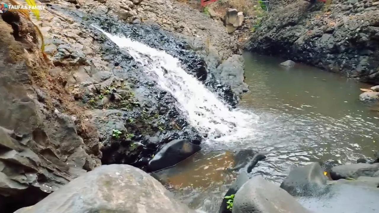Bersantai di Jembatan Bambu