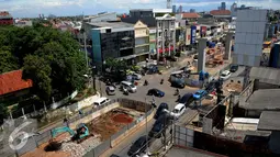 Situasi arus lalu lintas di samping pembangunan stasiun Mass Rapid Transit (MRT) di Jalan Fatmawati, Jakarta, Kamis (19/1). Pemprov DKI Jakarta akan menutup Jalan Raya Fatmawati dari 4 Februari 2017 hingga 11 Agustus 2017. (Liputan6.com/Gempur M. Surya)