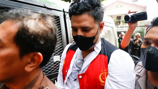 Ammar Zoni menjalani sidang perdana kasus dugaan penyalahgunaan narkoba di Pengadilan Negeri Jakarta Selatan