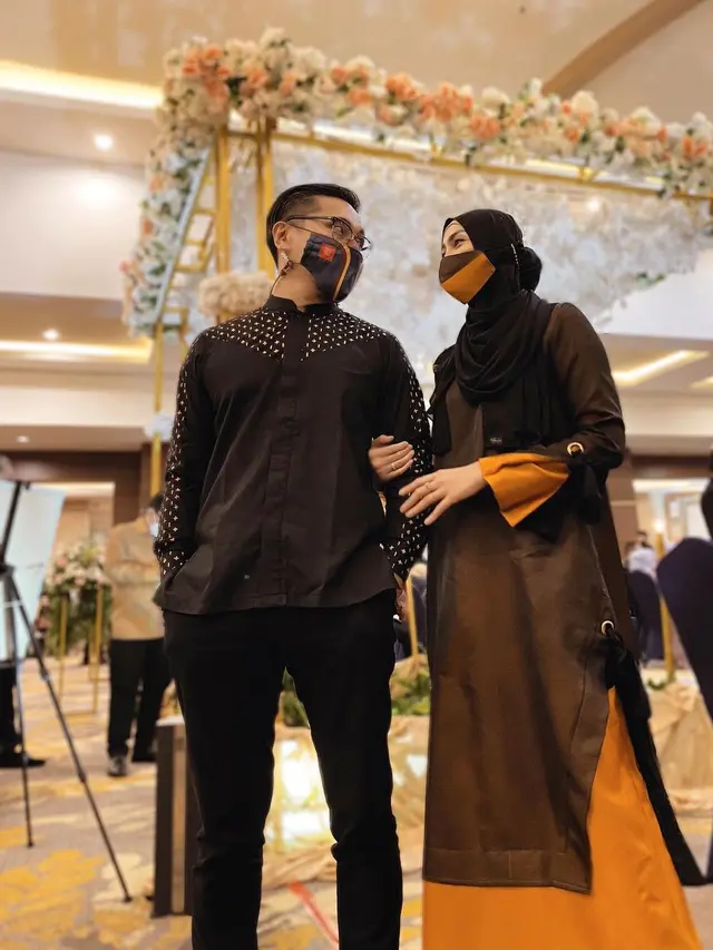 6 Potret Romantis Arie Untung dan Fenita Arie Pakai Baju Couple, Tampil Kompak