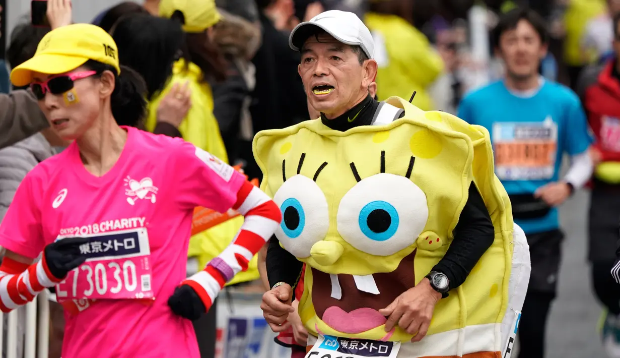 Seorang pelari mengenakan kostum kartun SpongeBob saat ambil bagian pada Tokyo Marathon 2018, Minggu (25/2). Tokyo Marathon adalah salah satu dari 6 kompetisi lari kelas dunia setelah Boston, New York, Chicago, Berlin, dan London. (AP/Shizuo Kambayashi)