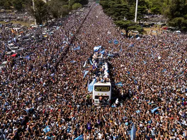 Timnas Argentina yang menjuarai Piala Dunia 2022 naik bus terbuka saat parade di Buenos Aires, Argentina, 20 Desember 2022. Jutaan orang menyambut kepulangan Lionel Messi dan kawan-kawan bak pahlawan usai Argentina menjuarai Piala Dunia 2022. (AP Photo/Rodrigo Abd)