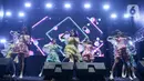 Sesekali para member JKT48 juga mengajak penggemarnya bernyanyi bersama. (Liputan6.com/Herman Zakharia)