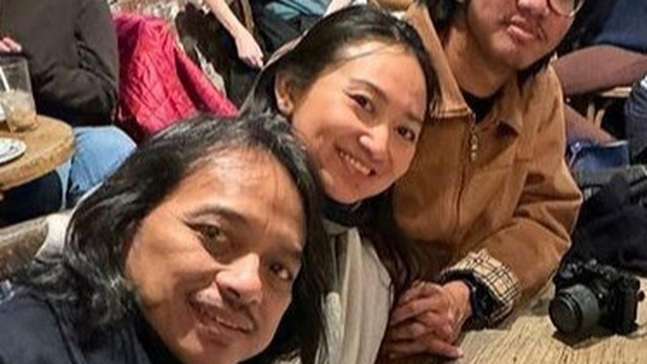 7 Potret Dewa Budjana Liburan ke New York Bersama Keluarga, Sekaligus Rayakan Ultah Sang Istri