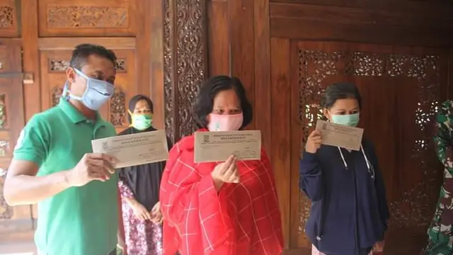 Ketiga penyintas COVID-19 menunjukkan surat keterangan sehat setelah dinyatakan sembuh, Kamis (16/4). (Foto: Liputan6.com/Humas Pemkab Purbalingga)