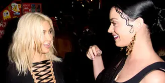 Katy Perry mengatakan bahwa Kris Jenner adalah orang penting baginya. Untuk Katy, Kris miliki humor yang keren dan sangat keibuan. (Stephane Cardinale/Corbis via Getty Images)