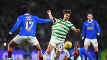 Gelandang Rangers, Glen Kamara (kanan), berebut bola dengan gelandang Celtic, Joao Pedro Neves Filipe (tengah), dalam pertandingan Liga Utama Skotlandia antara Celtic dan Rangers di Stadion Celtic Park, Glasgow, Skotlandia, pada 2 Februari 2022. (ANDY BUCHANAN / AFP)