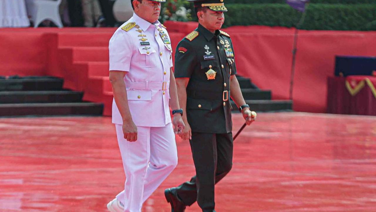 Laksamana Yudo Margono resmi melepas jabatan Panglima TNI dan menyerahkannya kepada Jenderal Agus Subiyanto. Hal itu dilakukan dalam upacara serah terima jabatan Panglima TNI yang diadakan di Mabes TNI, Cilangkap, Jakarta, Rabu (22/11/2023).&nbsp;