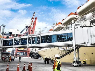 Kapal KM Dorolonda yang membawa penumpang tujuan Bitung-Tanjung Priok saat tiba di Pelabuhan Tanjung Priok, Jakarta, Selasa (22/12/2020). Para penumpang kapal diwajibkan menunjukkan surat keterangan hasil rapid test yang sebelumnya dilakukan di kota asal. (merdeka.com/Iqbal S. Nugroho)