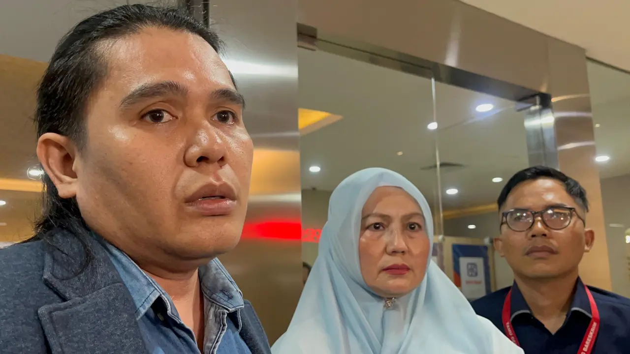 Wakil Gubernur Bangka Belitung, Hellyana (tengah) saat memenuhi panggilan Bareskrim Polri didampingi kuasa hukumnya.