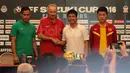 Andritany, Alfred Riedl, Nguyen Huu Thang, dan pemain Vietnam, Luong Xuan Truong saat mengikuti press conference di Aston Hotel, Sentul, (2/12/2016). (Bola.com/Nicklas Hanoatubun)