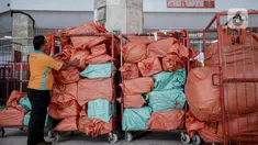 Pekerja menyortir paket dan logistik yang akan didistribusikan di Sentral Pengolahan PT Pos Indonesia (Persero), Jakarta, Jumat (15/5/2020). Pengiriman paket via Pos pada H-9 Lebaran 2020 mencapai 1,8 juta barang atau naik 20 persen dibandingkan periode sama tahun lalu. (Liputan6.com/Faizal Fanani)